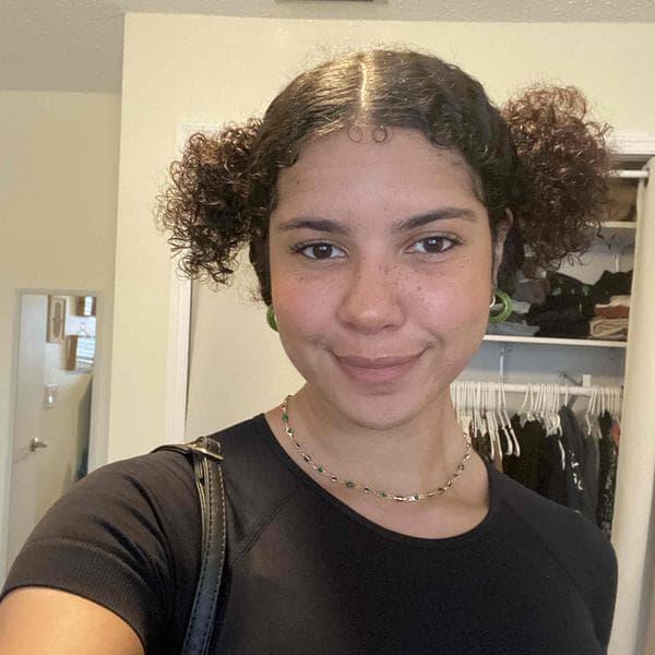 Swim Instructor Profile Image: Jasmine J.